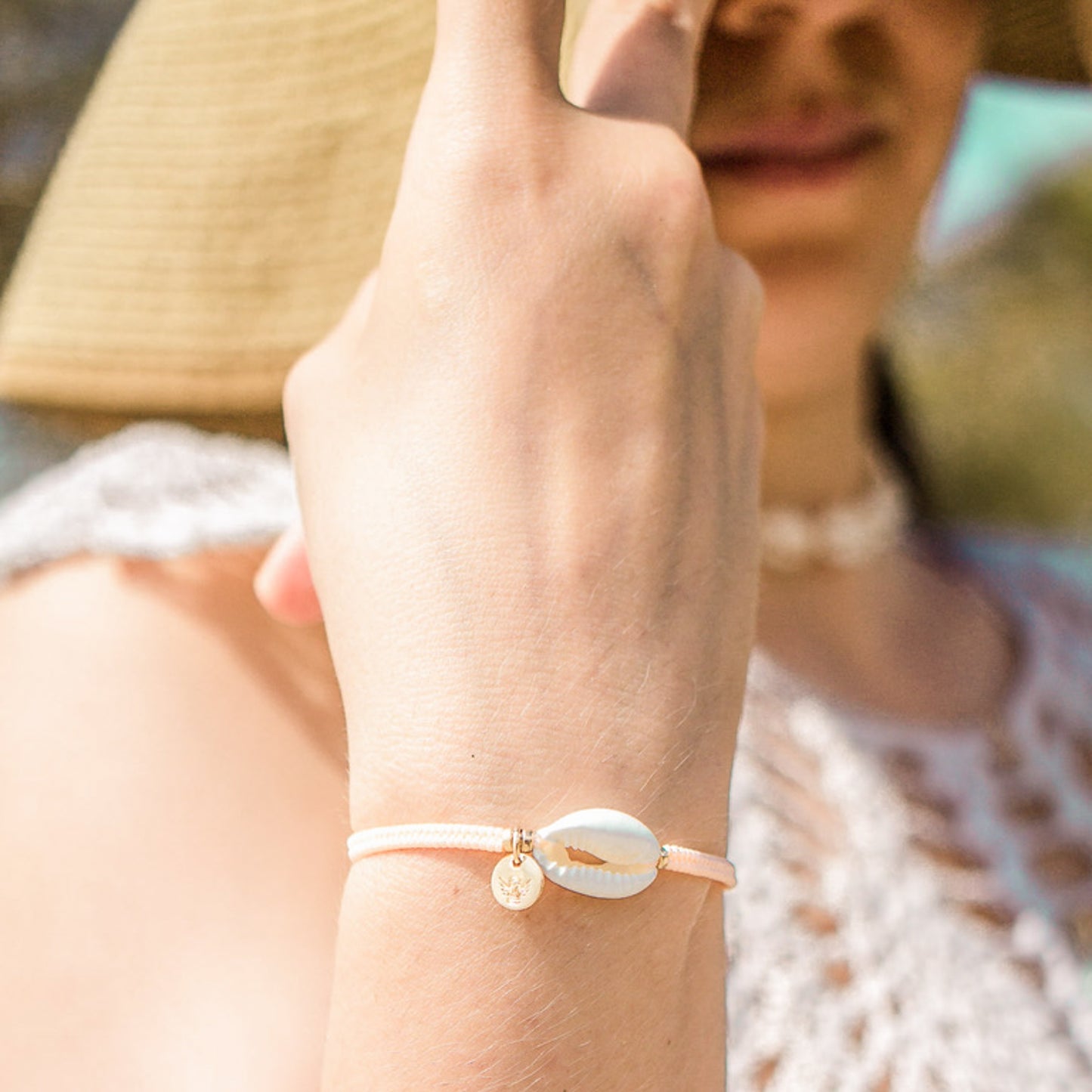 PULSERA TEJIDA CONCHA CAURI