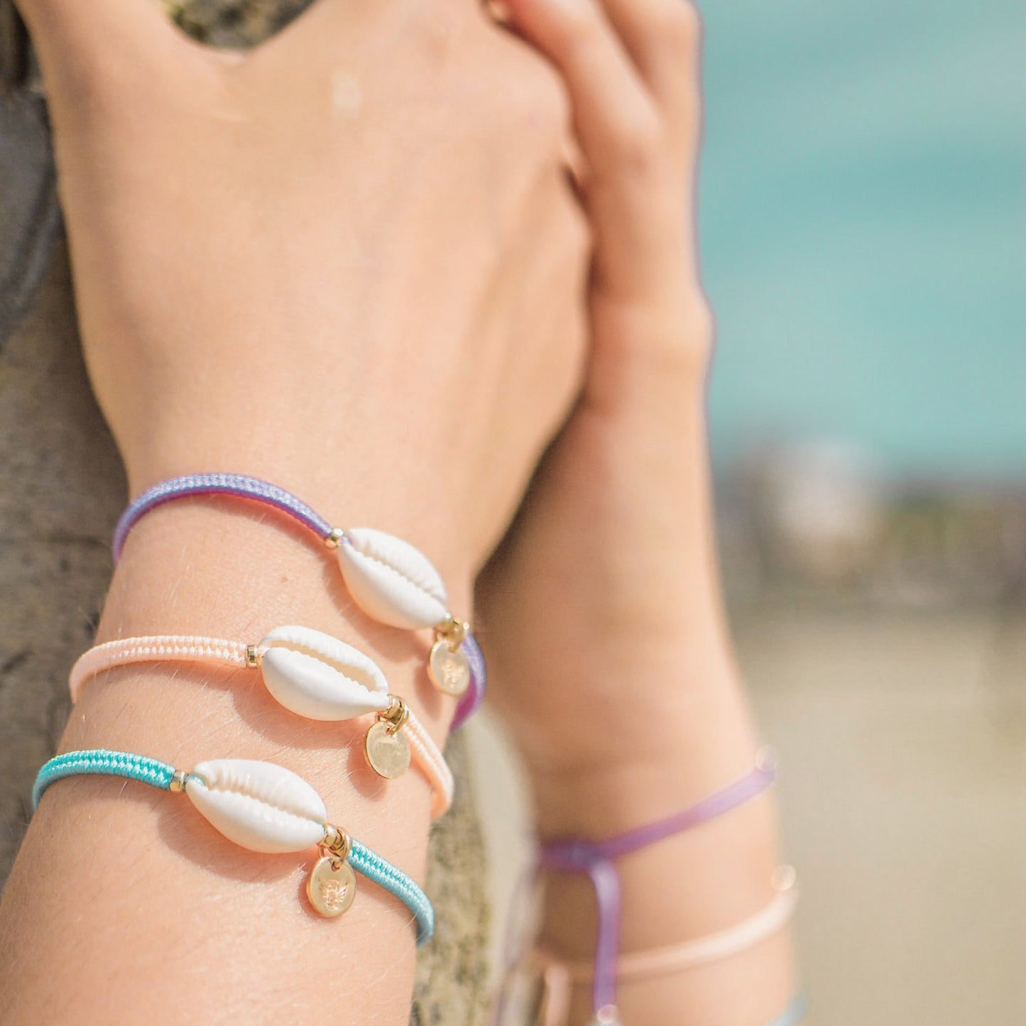 PULSERA TEJIDA CONCHA CAURI